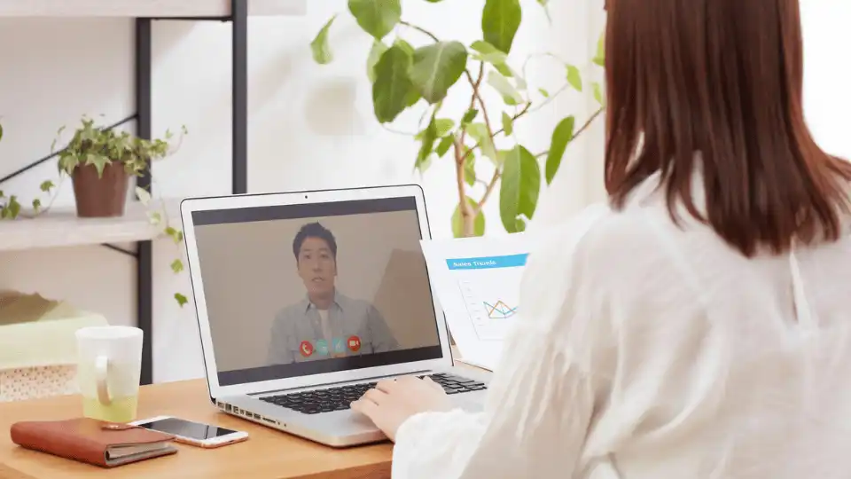 Overseas Dream Gets Tougher as AI and Immigration Curbs Hit Entry-Level Jobs